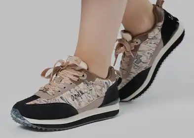 Peu de model amb una sabatilla esportiva de la marca anekke