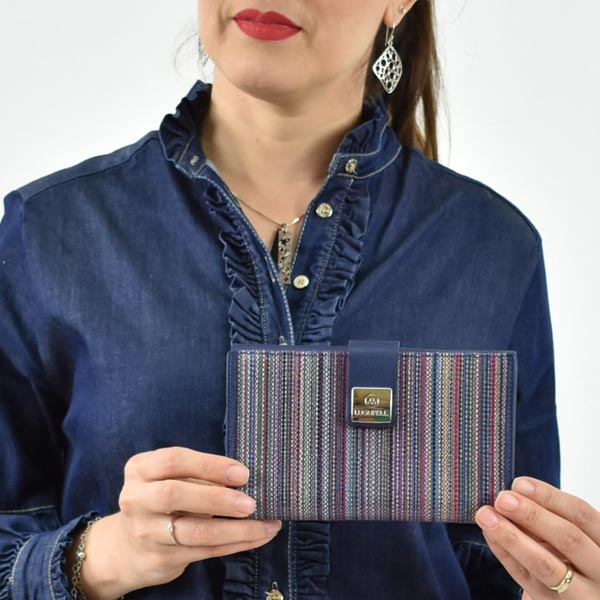 Mujer sujetando una bella billetera en las manos - Categor&iacute;a carteras de mujer