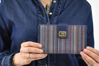 Dona subjectant una bella cartera a les mans - Categoria carteres de dona